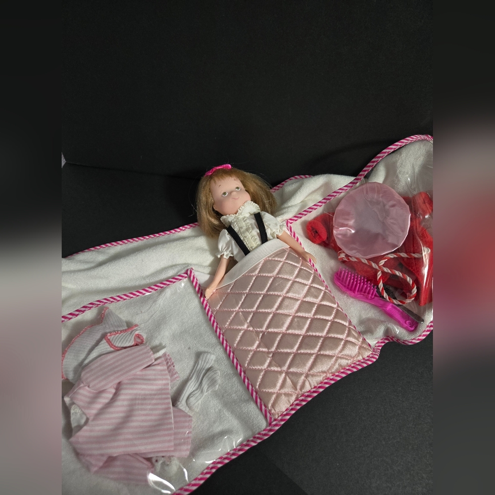 Madame Alexander Eloise Absolutely Essential Overnight Kit Doll Set - Picture 13 of 16